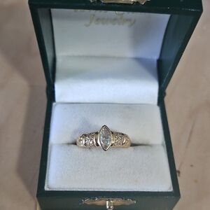 Beautiful 18K Marquis Diamond Ring